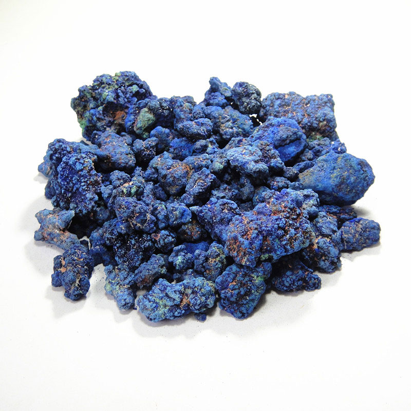 蓝铜矿是一种碱性铜碳酸盐矿物，也叫石青。它常与孔雀石一起产于铜矿床的氧化带中。蓝铜矿可作为铜矿石来提
